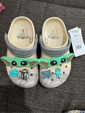 Crocs Star Wars x Crocs Grogu Classic Clogs size J2
